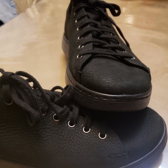 UGG Men's Pismo Black Leather Sneakers - Picture 2 of 8
